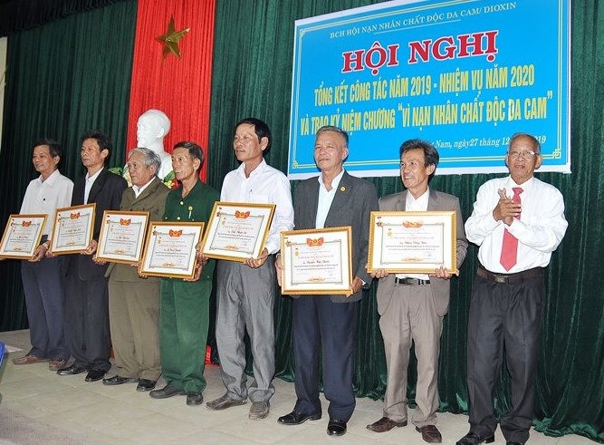 Ông Nguyễn Anh Cả - Chủ tịch Hội Nạn nhân CĐDC/dioxin tỉnh tặng Kỷ niệm chương “Vì nạn nhân CĐDC” cho các cá nhân. Ảnh: V.ANH