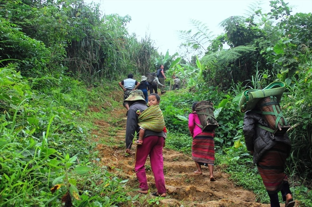 Cận tết, người vùng cao tranh thủ thời gian để thăm viếng nhau. Họ mang tặng những món quà càng thắt chặt thêm tính cố kết cộng đồng. Ảnh: Đ.N