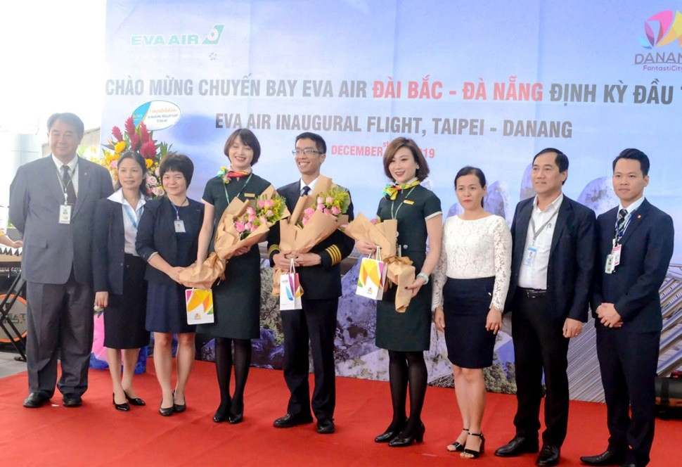 Sở Du lịch Đà Nẵng đón tiếp chuyến bay EVA Air Đài Bắc - Đà Nẵng định kỳ đầu tiên ngày 21.12.2019. Ảnh: THU CÚC
