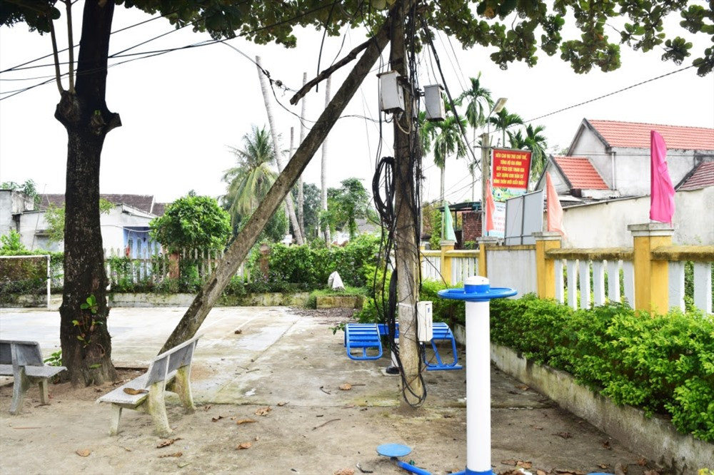 Trụ điện không đảm bảo an toàn đặt tại nhà văn hóa thôn Hương An Đông. Ảnh: THÁI CƯỜNG