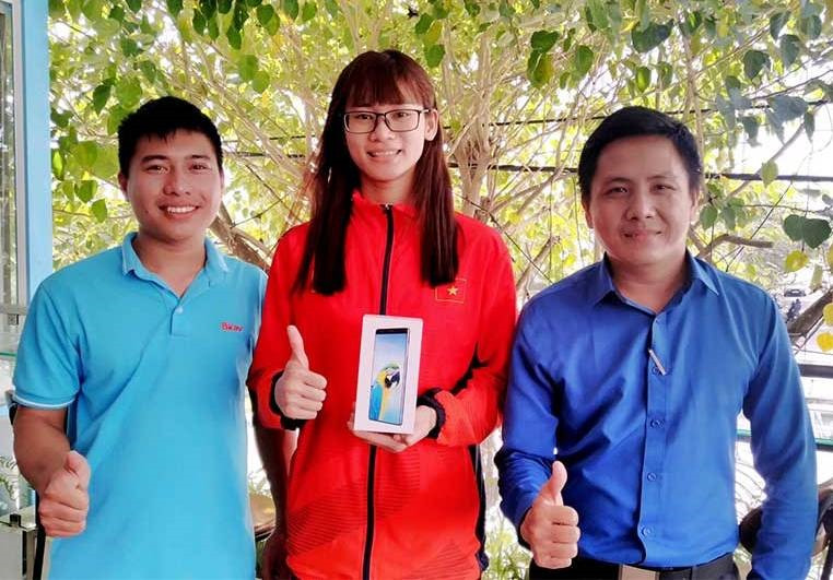 Đại diện nhóm Bphone Fans Club - Quảng Nam trao chiếc điện thoại Bphone 3 cho vận động viên Phạm Thị Thu Hiền. Ảnh: T.Đ