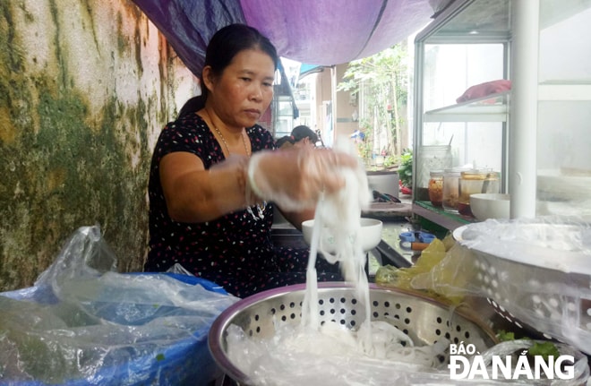 Thời gian gần đây, bà Lê Thị Hường (80 tuổi) thường đau ốm nên chị Đinh Thị Kim Loan (ảnh) phụ mẹ bán mì. Gia đình chị Loan được hỗ trợ mặt bằng, bếp điện để buôn bán ổn định cuộc sống.