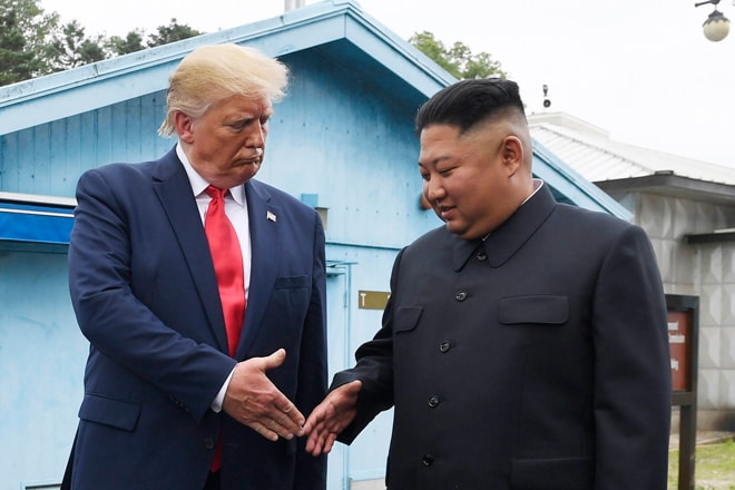 Cuộc gặp gỡ giữa Tổng thống Mỹ Donald Trump (trái) và nhà lãnh đạo Triều Tiên Kim Jong-un tại khu vực biên giới liên Triều vào ngày 30-6 cũng không thể giúp tháo gỡ bế tắc trong đàm phán hạt nhân hiện nay. Ảnh: AP