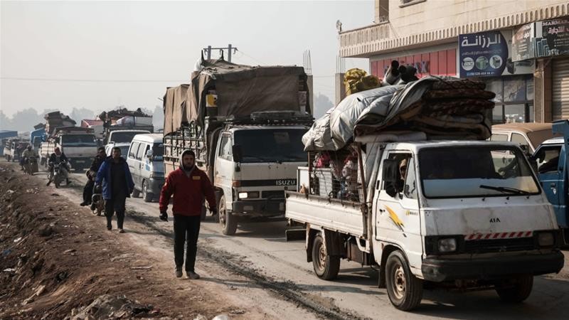 Đoàn xe chở người Syria đi lánh nạn. Ảnh: AFP.