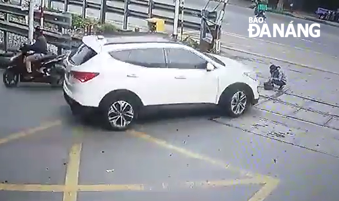 Xe ô tô đâm trực diện nữ nhân viên gác chắn khi đang làm vệ sinh đường ray. (ảnh cắt từ camera)