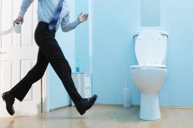 Nhịn tiểu quá lâu: Nhịn tiểu quá lâu có thể gây các vấn đề về đường tiết niệu. Thủy thũng thận (tăng áp lực nước tiểu trong thận) là một vấn đề về có thể gây các biến chứng nguy hiểm cho thận. Tiểu không kiểm soát là một hậu quả khác của việc nhịn đi tiểu.