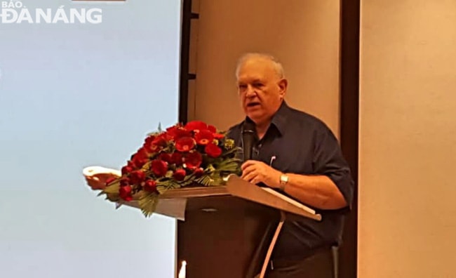 GS.TS Roland Jacques đến từ Đại học Saint Paul (Canada) phát biểu tại hội thảo.