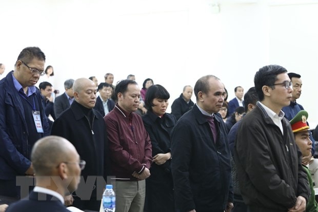 Các bị cáo nghe tòa tuyên án. (Ảnh: Văn Điệp/TTXVN)