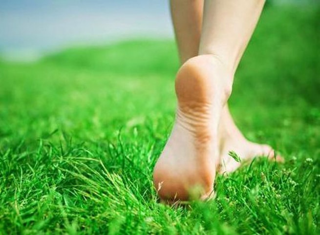 Giúp ổn định cơ bắp: Phần đệm của giầy có thể ngăn bạn sử dụng một số nhóm cơ, do đó, khi bạn đi chân đất nhiều sẽ giúp ổn định và tăng cường cơ bắp hiệu quả.