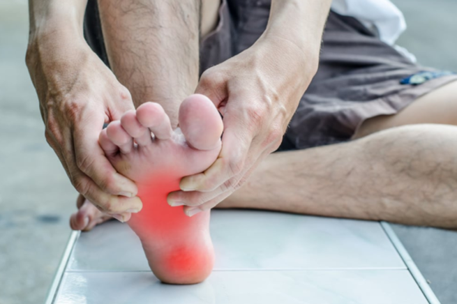 Giảm đau và viêm: Việc đi chân đất đồng thời còn giúp tăng cường lưu thông máu qua đó giảm đau và giảm viêm ở các vết thương.