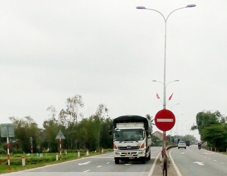 Đảm bảo hệ thống điện chiếu sáng vận hành an toàn, tiết kiệm trên tuyến quốc lộ 1A đoạn qua Quảng Nam. Ảnh: C.N