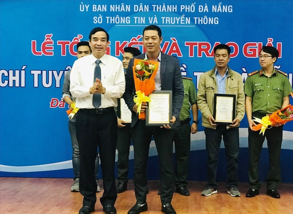 Phó Chủ tịch UBND TP.Đà Nẵng Lê Trung Chinh trao giải cho tác giả đạt giải nhất. Ảnh: Q.T