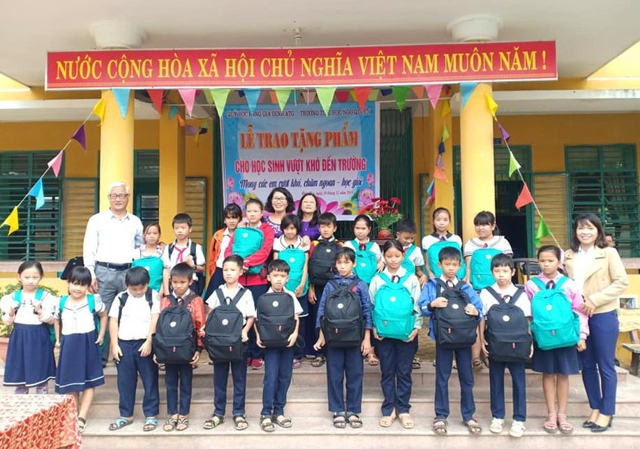 Học bổng ATG trao 70 suất quà cho học sinh vượt khó ở xã Điện Thọ. (ảnh: N.Trang)