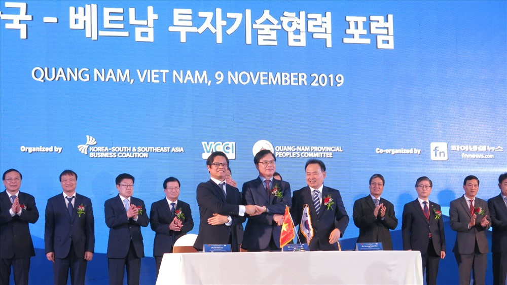 Ký kết biên bản ghi nhớ hợp tác, liên kết kinh doanh giữa doanh nghiệp hai nước tại Hội nghị thượng đỉnh kinh doanh Việt - Hàn. Ảnh: TRỊNH DŨNG