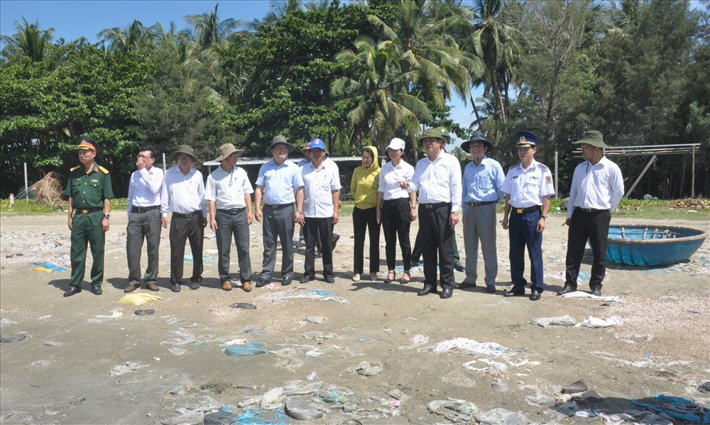 Ủy viên Trung ương Đảng, Bí thư Tỉnh ủy, Chủ tịch HĐND tỉnh Phan Việt Cường khảo sát, đối thoại và chỉ đạo chính quyền địa phương xử lý tình trạng ô nhiễm rác thải nhựa tại bãi biển Tam Hải (Núi Thành) vào tháng 7.2019. Ảnh: NGUYÊN ĐOAN