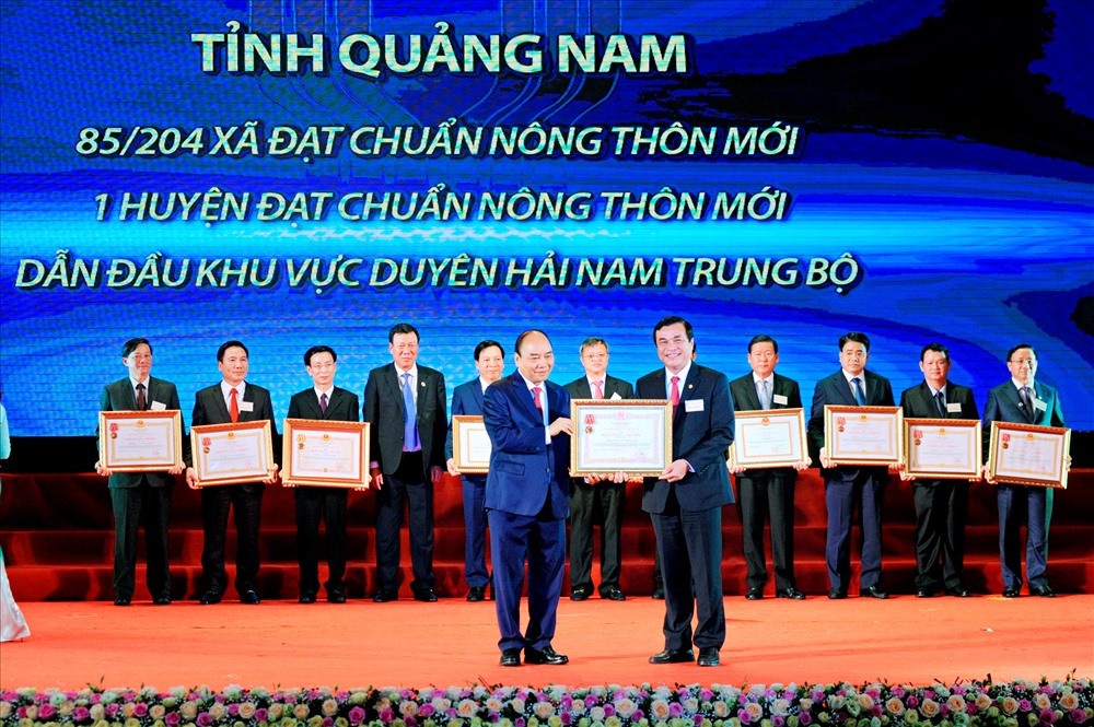Thủ tướng Chính phủ Nguyễn Xuân Phúc trao Huân chương Lao động hạng Nhất cho nhân dân và cán bộ Quảng Nam vì có thành tích xuất sắc trong xây dựng nông thôn mới. Ảnh: S.T