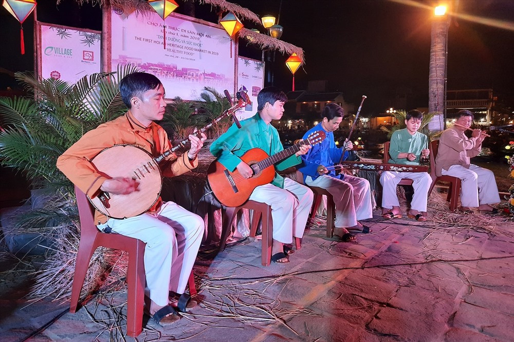 Đến với Chợ di sản ẩm thực Hội An thực khách còn được thưởng thức âm nhạc truyền thống dân tộc. Ảnh: Đ. Q