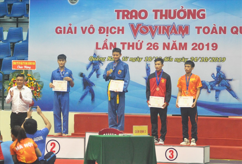 Vận động viên trẻ Nguyễn Miên trên bục nhận Huy chương Vàng giải vô địch Vovinam toàn quốc lần thứ 26 năm 2019. Ảnh: T.V