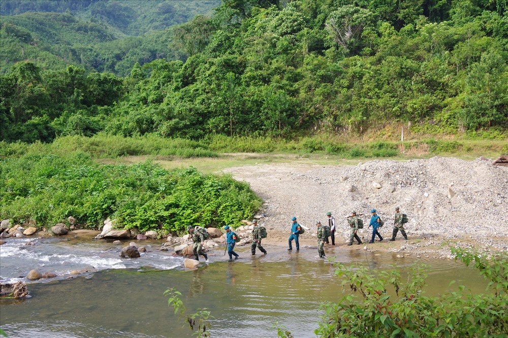 Cán bộ, chiến sĩ Đồn Biên phòng La Êê cùng lực lượng địa phương tuần tra bảo vệ biên giới. Ảnh: V.V