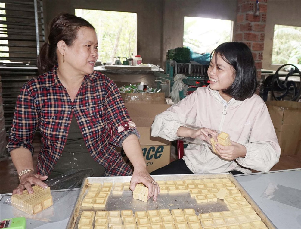 Chị Huỳnh Thị Yến giữ nghề làm bánh in truyền thống suốt 30 năm qua. ảnh: N.Trang