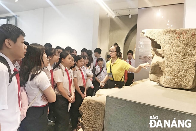 Ngoại khóa tại bảo tàng là hình thức giúp học sinh thêm yêu lịch sử. TRONG ẢNH: Giờ ngoại khóa tại Bảo tàng Điêu khắc Chăm.