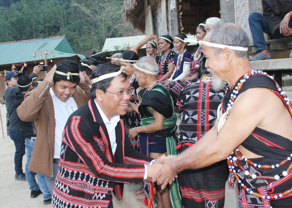 Khách du lịch được già làng làm lễ nhập làng khi trải nghiệm làng du lịch sinh thái cộng đồng Ta Lang. Ảnh: PƠLOONG PLÊNH