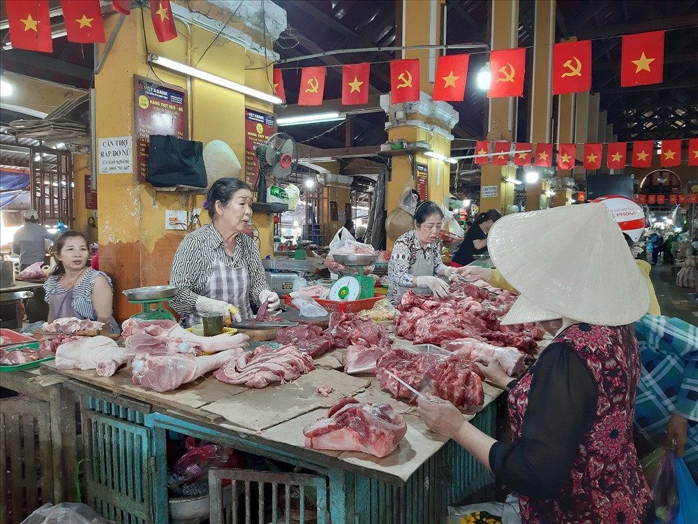 Tiểu thương tại chợ trung tâm Hội An cho biết giá cả thịt heo tăng cao khiến việc buôn bán gặp khó khăn. Ảnh: L.H