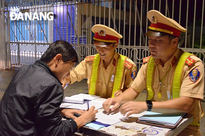 Sau 3 giờ làm nhiệm vụ, lực lượng CSGT lập biên bản xử phạt 7 trường hợp, trong đó có 2 trường hợp người điều khiển xe máy bị phạt 