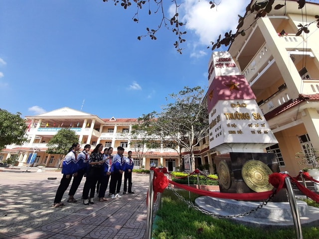 Giáo viên và học sinh Trường THCS Kim Liên tìm hiểu về lịch sử biển đảo ngay tại sân trường.