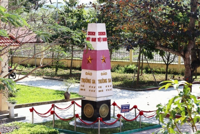 Cột mốc chủ quyền Trường Sa cao 4,9m ngay trong sân trường.