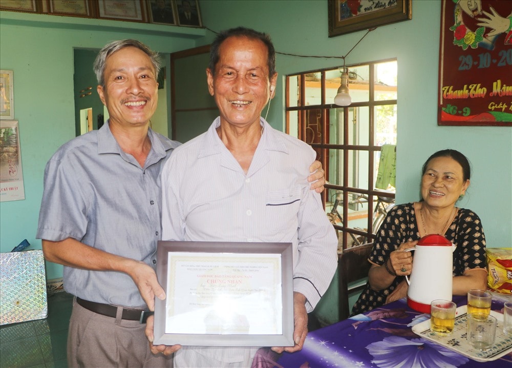 Lãnh đạo Bảo tàng Quảng Nam trao Giấy chứng nhận cho cá nhân hiến tặng hiện vật. Ảnh: TRẦN VŨ