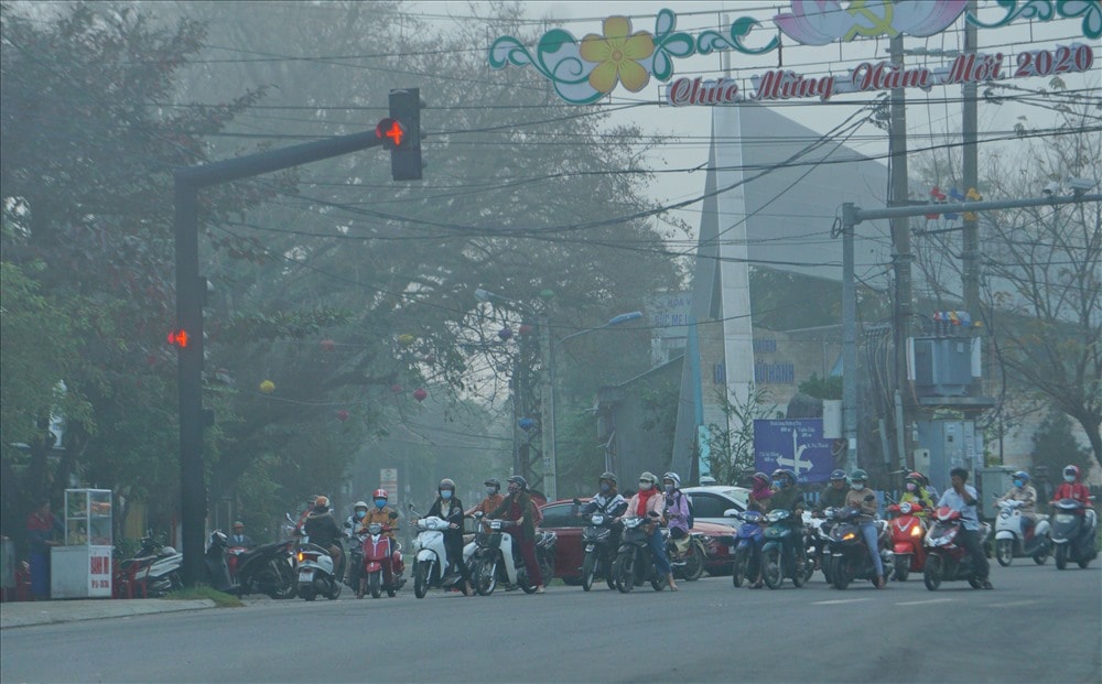 Các phương tiện gặp nhiều khó khăn mỗi khi qua đường để xuôi về tuyến đường Hương Trung – Hương Trà. Ảnh: N.Đ.NGỌC