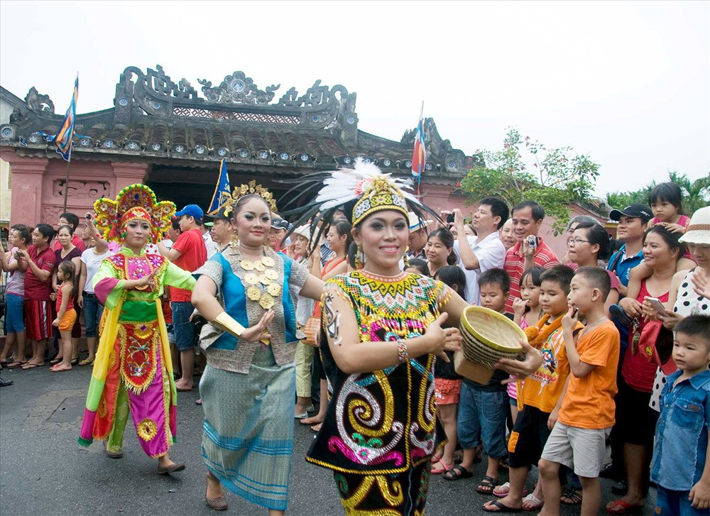 Thổ dân Indonesia với bộ trang phục truyền thống sặc sỡ trong lễ hội đường phố tại Hội An. Ảnh: T.VỊNH