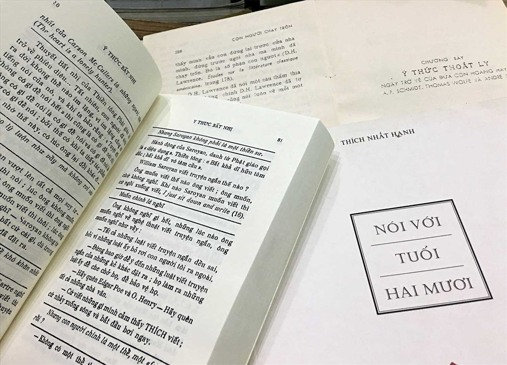 Một trang có nhiều “ghi chú” của cuốn Ý thức mới… cạnh ấn phẩm cũ và tác phẩm đối thoại Nói với tuổi hai mươi.