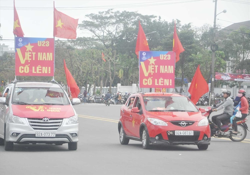 Người hâm mộ Quảng Nam xuống đường cổ động cho U23 Việt Nam tại vòng chung kết U23 châu Á 2018. Ảnh: A.N