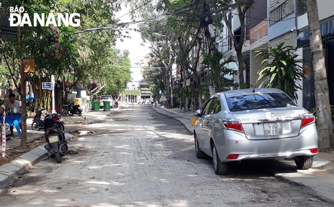 Đường An Thượng 6 được cam kết thi công thảm nhựa hoàn trả mặt đường trước 31-12-2019, nhưng đến ngày 2-1-2020 vẫn còn ngổn ngang.  Ảnh: TRIỆU TÙNG