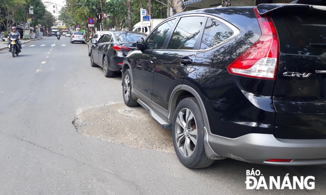 Mặt đường trước số nhà 35 đường Ngô Thì Sĩ hoàn trả bằng bê-tông xi-măng đã bị bong tróc, mất mỹ quan và gây sụt lún nguy hiểm cho phương tiện giao thông.