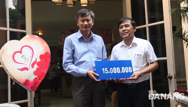Chánh Văn phòng Đoàn ĐBQH – HĐND – UBND thành phố Đoàn Ngọc Hùng Anh (trái) trao ủng hộ cho Hội Nhà báo thành phố. Ảnh: XUÂN SƠN