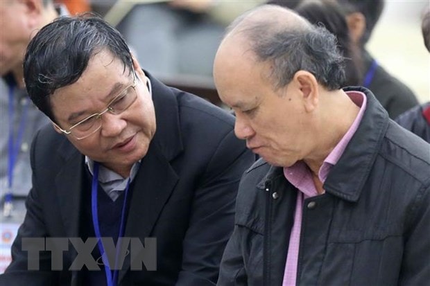 Bị cáo Nguyễn Văn Cán (bên trái, sinh năm 1954, cựu Chánh Văn phòng UBND thành phố Đà Nẵng) và bị cáo Trần Văn Minh (sinh năm 1955, cựu Chủ tịch UBND thành phố Đà Nẵng, giai đoạn từ năm 2006-2011). (Ảnh: Doãn Tấn/TTXVN)