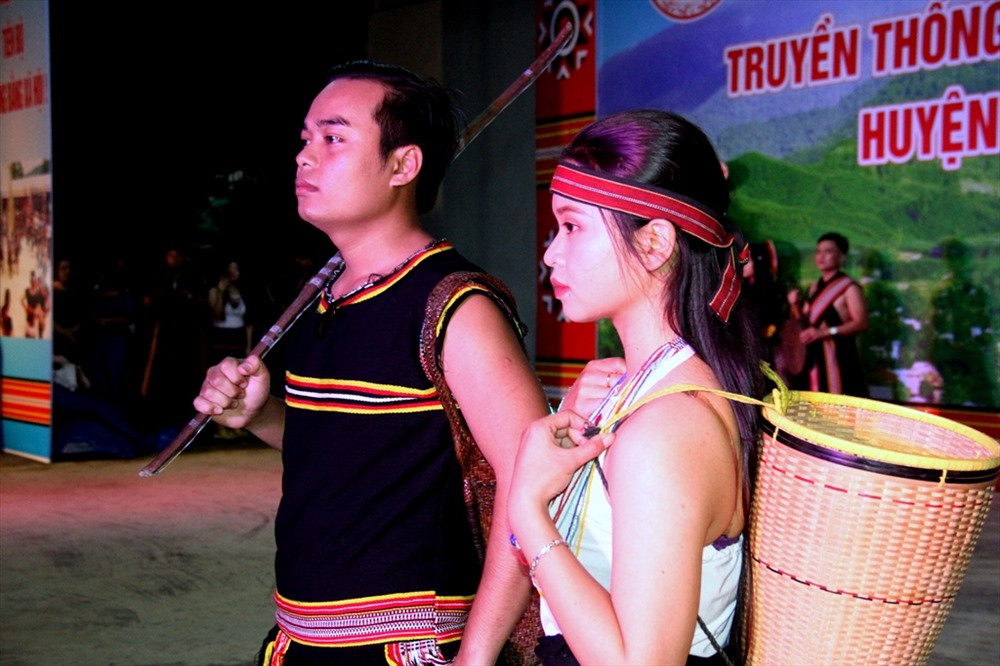 Các chàng trai, cô gái Bh'noong trình diễn trang phục truyền thống và tái hiện không gian đời sống của người dân địa phương. Ảnh: A.N