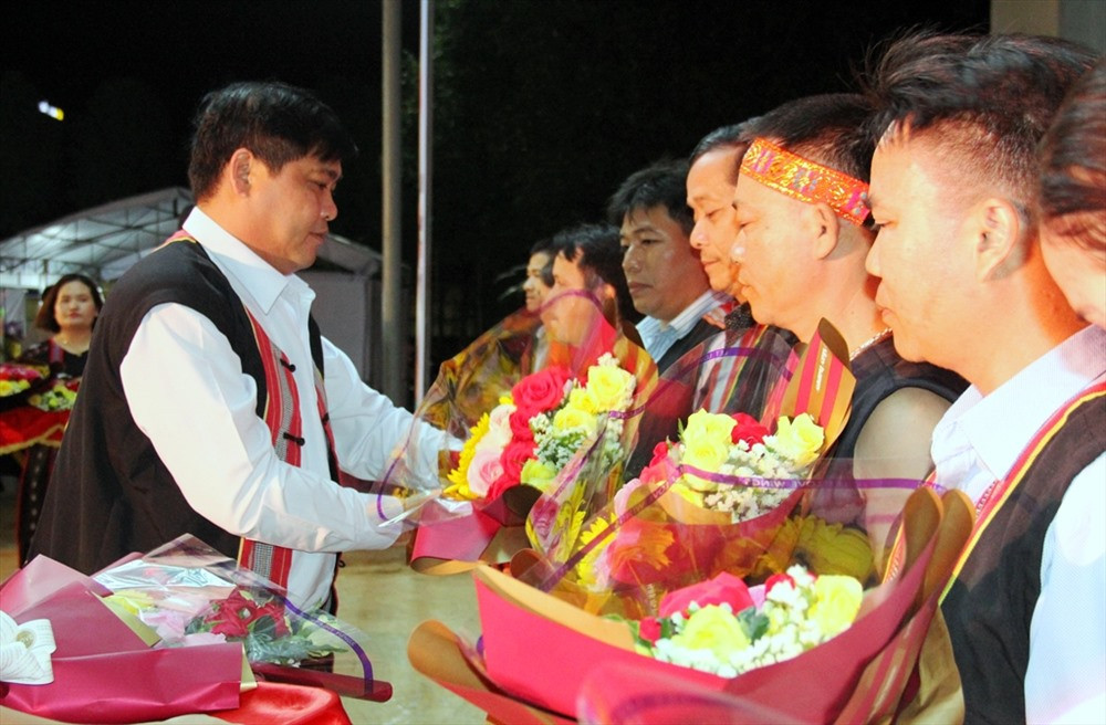 Bí thư Huyện ủy, Chủ tịch UBND huyện Phước Sơn Nguyễn Mạnh Hà trao hoa động viên các đơn vị tham gia ngày hội. Ảnh: A.N