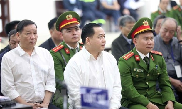 Bị cáo Phan Văn Anh Vũ (sinh năm 1975, Chủ tịch Hội đồng quản trị Công ty cổ phần Xây dựng 79, Công ty cổ phần Bắc Nam 79, Công ty TNHH I.V.C, Công ty cổ phần đầu tư Nhất Gia Phúc) và các bị cáo tại phiên tòa. (Ảnh: Doãn Tấn/TTXVN)
