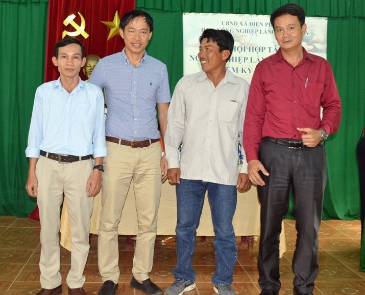 Ban Giám đốc HTX Nông nghiệp Triêm Tây do ông Lê Ngọc Thuận (thứ 2 từ trái sang) làm Chủ tịch HĐQT, kiêm giám đốc