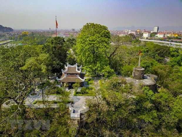 Đỉnh núi Non Nước khá bằng phẳng, thuận tiện cho du khách nghỉ ngơi, thưởng ngoạn cảnh trí. (Ảnh: Minh Đức/TTXVN)
