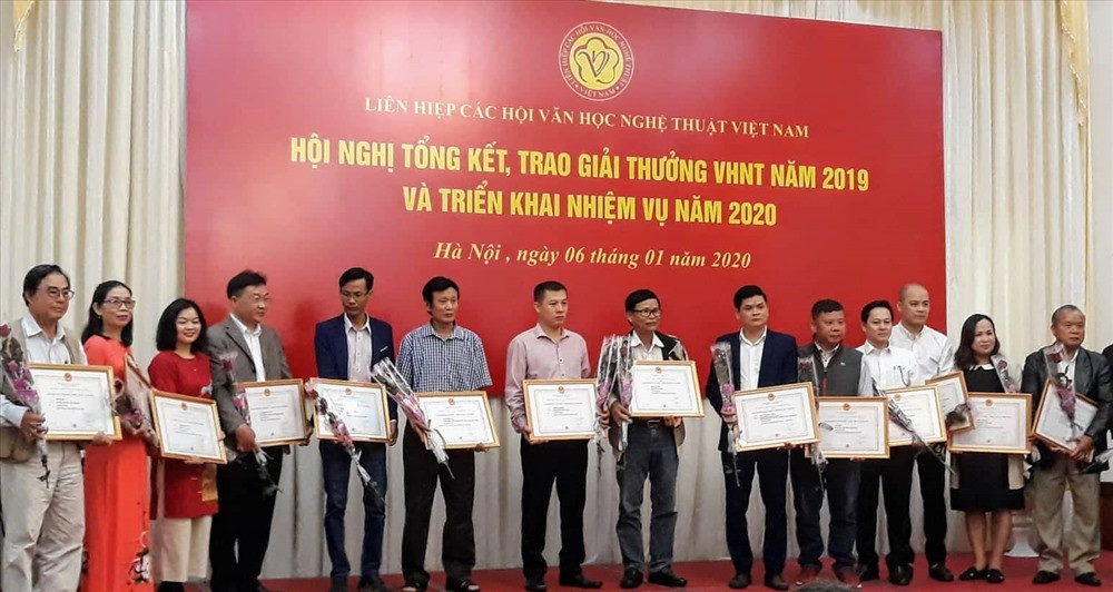Trao thưởng cho các tác giả đoạt giải VHNT Việt Nam năm 2019. Ảnh: B.A