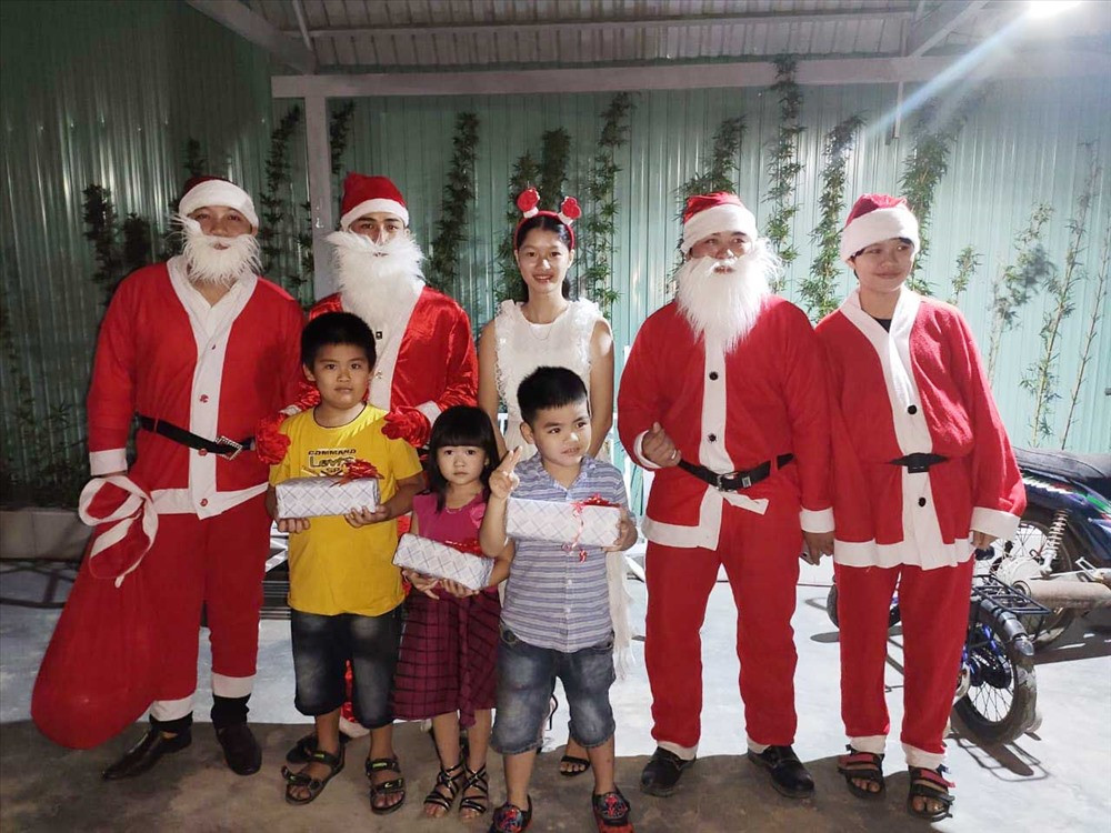 CLB Kết nối yêu thương tặng quà trẻ em dịp Noel 2019. Ảnh: K.L