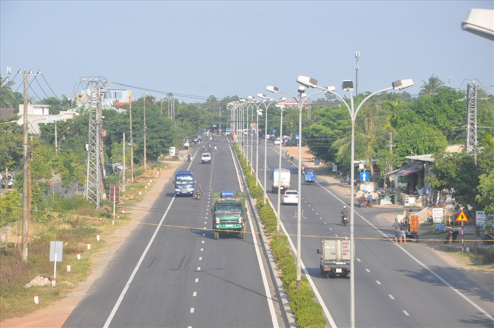 Đường Nguyễn Hoàng sẽ được tiếp tục đầu tư nâng cấp trong năm 2020 góp phần giúp đô thị Tam Kỳ đảm bảo tiêu chí giao thông. Ảnh: X.P