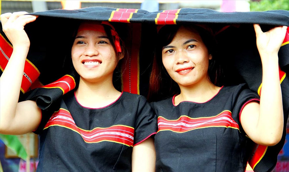 Thiếu nữ Bh’noong xúng xính với sắc phục truyền thống. Ảnh: ALĂNG NGƯỚC