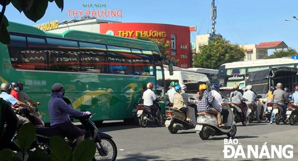 Các xe tải, xe khách chen lấn, quay đầu tùy tiện trước cửa ngõ Bến xe Trung tâm Đà Nẵng gây ùn tắc cục bộ.