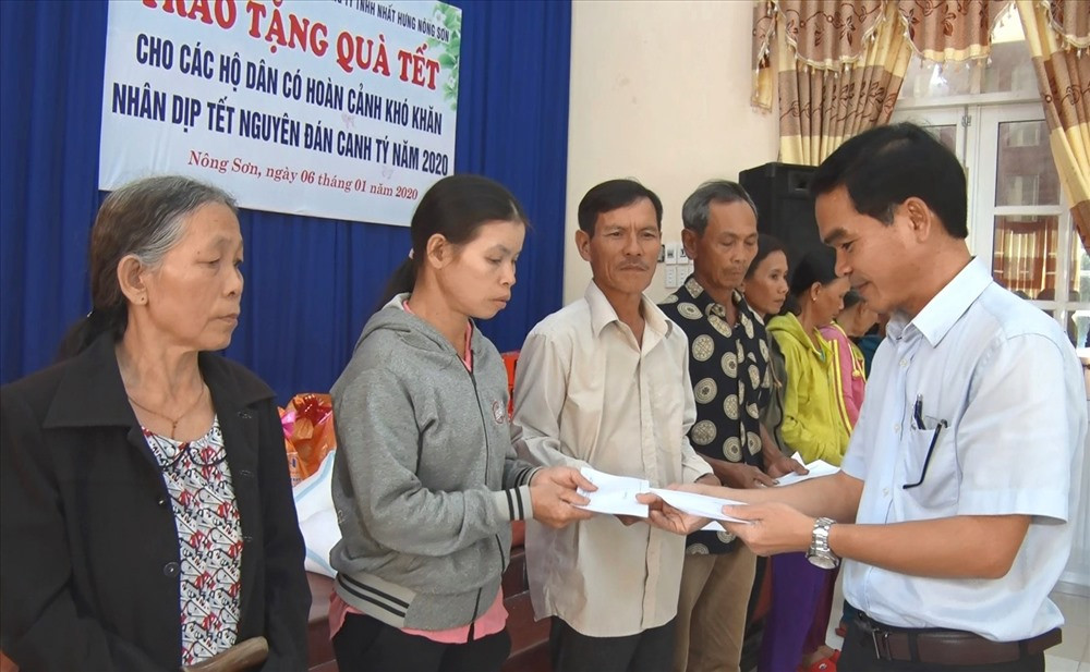 (QNO) - Chiều 6.1, Công ty TNHH Nhất Hưng Nông Sơn (thuộc Tập đoàn Nhất Hưng) phối hợp với UBND huyện Nông Sơn tổ chức chương trình trao tặng quà tết nhân dịp Tết Nguyên đán Canh Tý 2020.